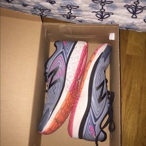 Women’s Size 10 New Balance 860 Sneaker
